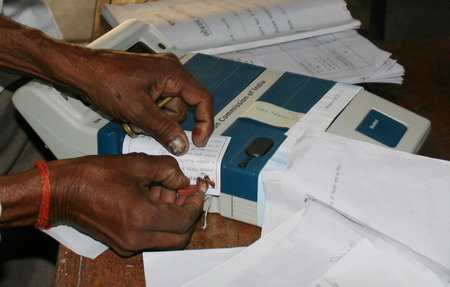 India starts marathon vote, weak coalition seen