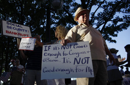 Man carrying assault weapon attends Obama protest