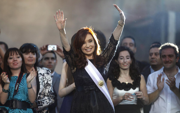 Reelected Argentine leader swears in new cabinet Reelected Argentine leader swears in new cabinet