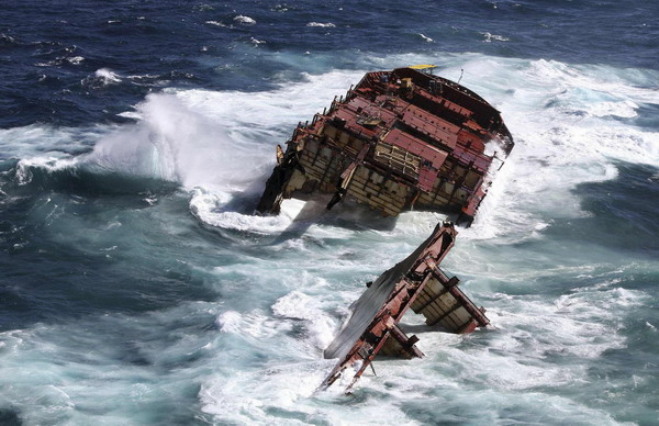 Aft section of grounded ship sinks off New Zealand