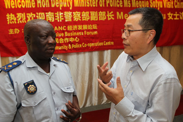 Major General Theko Pharasi talks to Xu Peihua, secretary-general of the South African Chinese Community and Police Cooperation Center on local security issues. liang quan / AFRICAN TIMES Center brings security to Chinese in Johannesburg