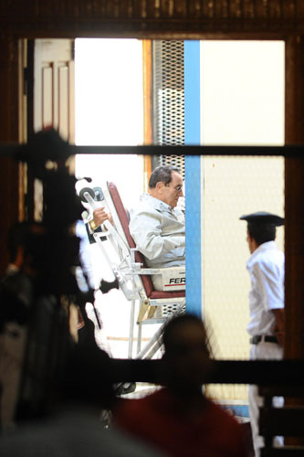 Former Egyptian president Hosni Mubarak appears during his trial at the Police Academy in Cairo, Egypt, Sept 14, 2013. Egypt court adjourns Mubarak retrial to Oct 19