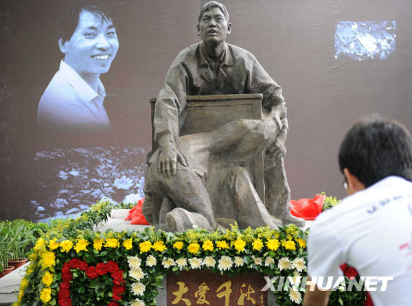 譚千秋銅像在母校湖南大學落成[組圖]