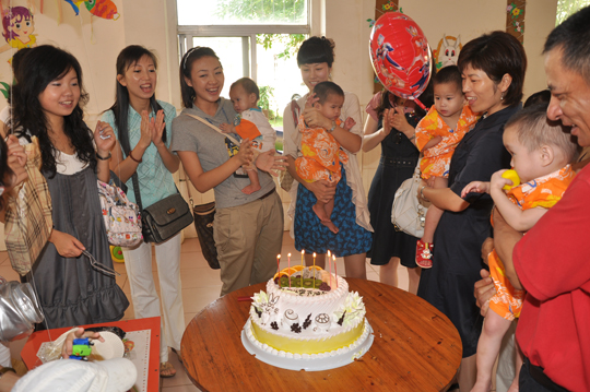 這一刻孤獨(dú)的心靈充滿陽(yáng)光 - 海南航空員工六一慰問(wèn)兒童