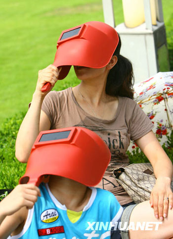 “十八般兵器”觀日食[組圖]